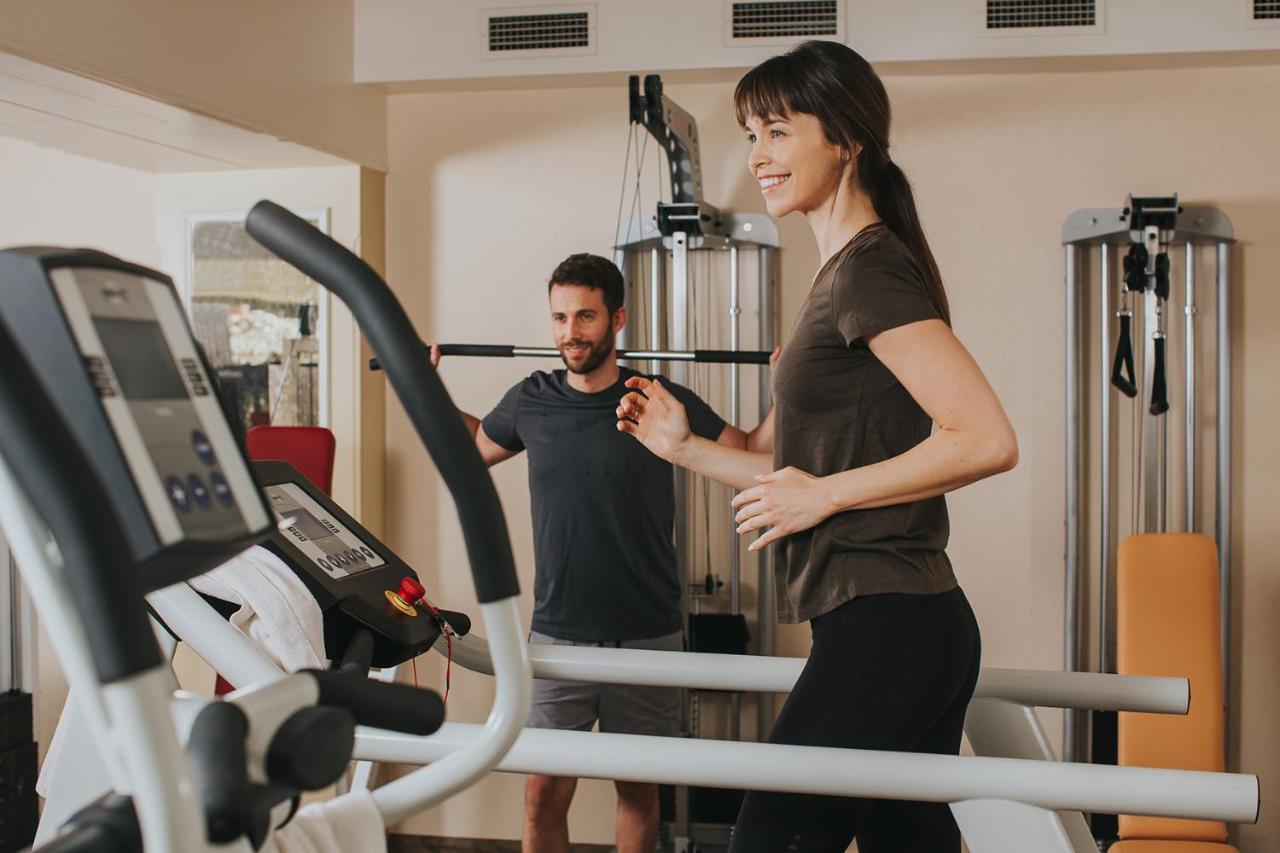 Ortner'S Resort Bad Füssing Eksteriør billede A personal trainer with a client