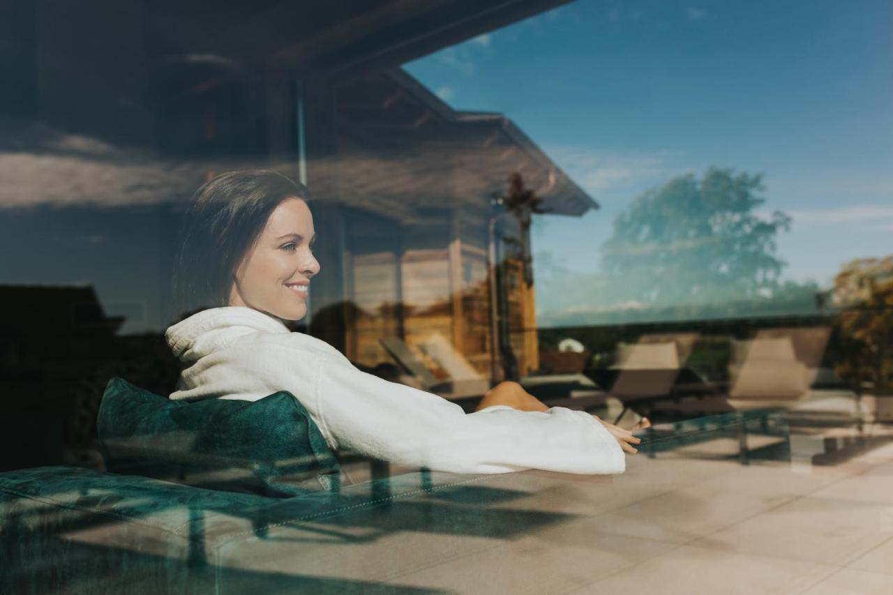 Ortner'S Resort Bad Füssing Eksteriør billede A woman relaxing at a resort