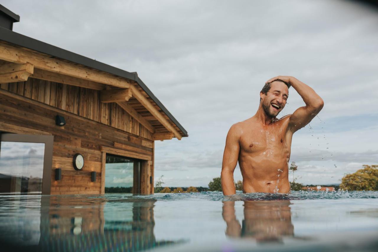 Ortner'S Resort Bad Füssing Eksteriør billede A man in a swimming pool