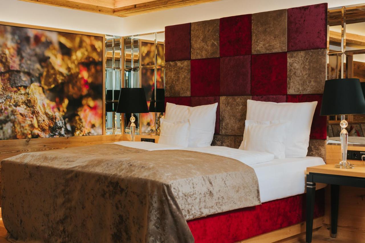 Ortner'S Resort Bad Füssing Eksteriør billede A bedroom at the Hotel de Crillon
