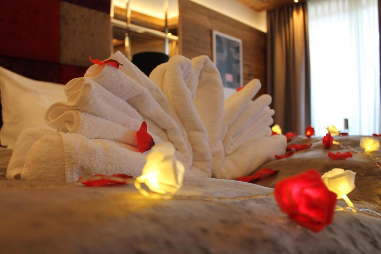 Ortner'S Resort Bad Füssing Eksteriør billede A towel swan